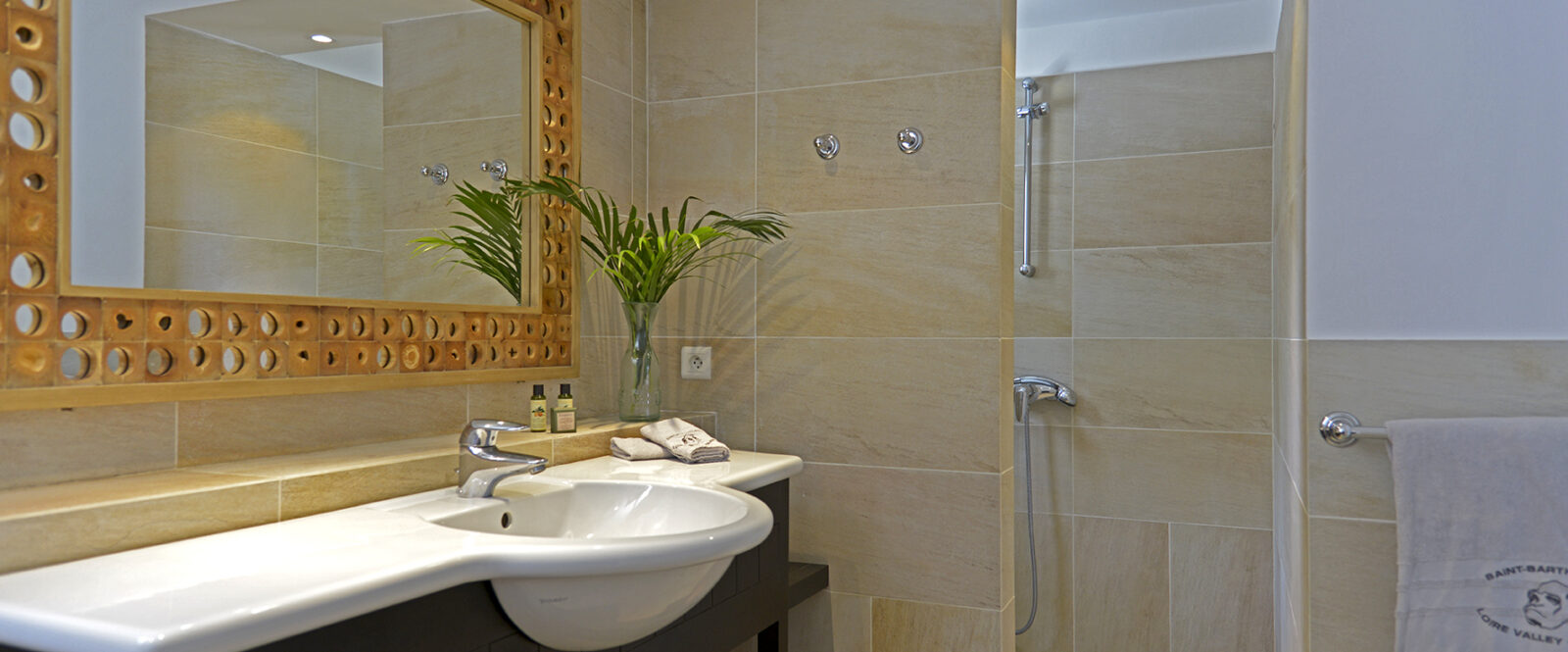 LAGON JAUNE - lj-2025-bathroom1-web