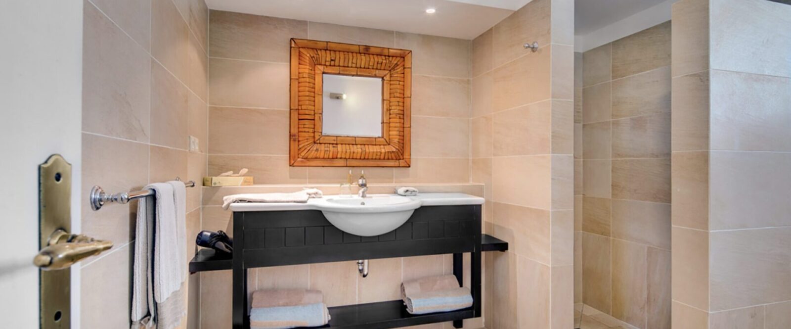 LAGON JAUNE - lj-2025-bathroom23identical-web